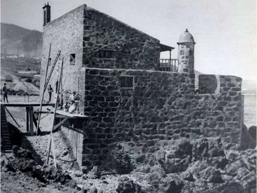 Imagen antigua en blanco y negro del Castillo de San Felipe, en el Puerto de la Cruz