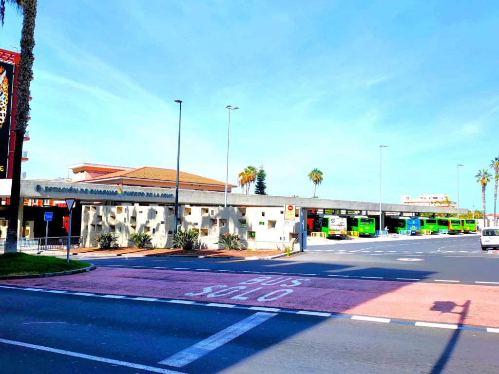 Estación de guaguas y parada de taxis en el Puerto de la Cruz