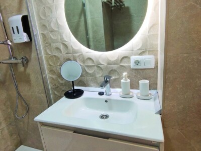 Lavabo y espejo led del baño del alojamiento "Castillo San Felipe" de Alojamientos J&J