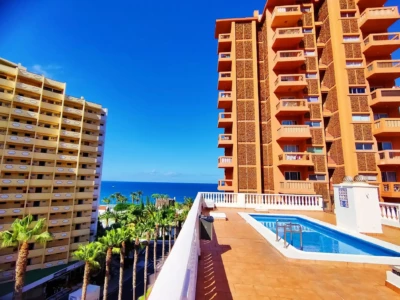 Piscina en la azotea de los Alojamientos J&J