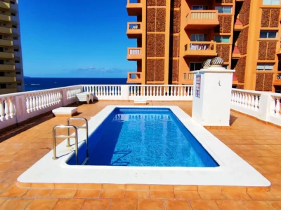 Piscina en la azotea de los Alojamientos J&J