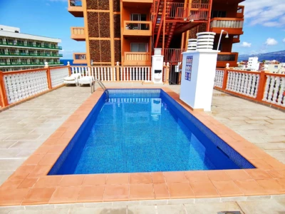 Piscina en la azotea de los Alojamientos J&J