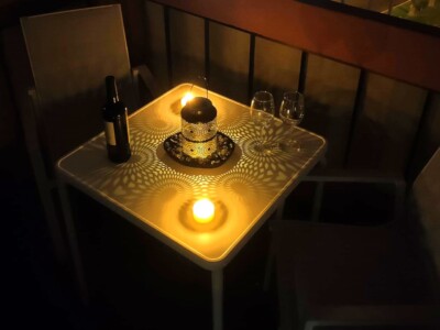 Terraza de noche con velas y vino del alojamiento "Castillo San Felipe" de Alojamientos J&J