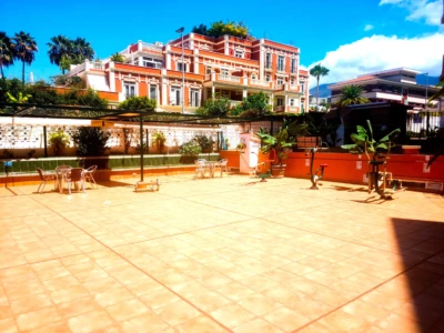 Área de descanso y gimnasio exterior en Alojamientos J&J