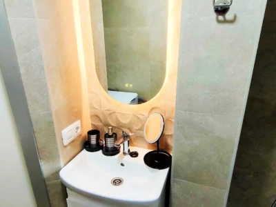 Lavabo y espejo led del baño del alojamiento "El Polvorín" de Alojamientos J&J