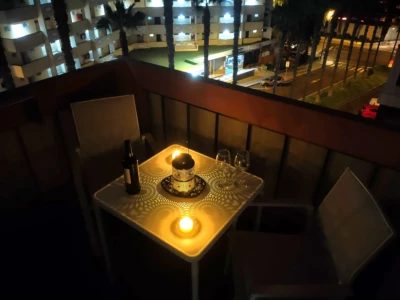 Terraza de noche con velas y vino del alojamiento "El Polvorín" de Alojamientos J&J